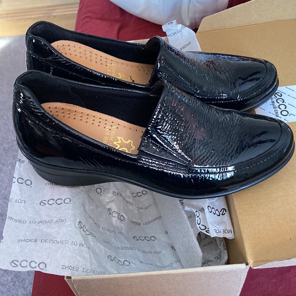 ⭐️ ECCO Host Pick!!! ⭐️ NWT - F12 Corse Black Patent Leather Loafer - SZ EU36*
